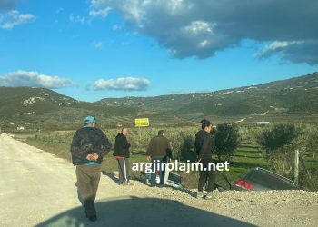 Aksident i frikshëm në Levan-Tepelenë, dy makina përfundojnë në kanal (FOTO)