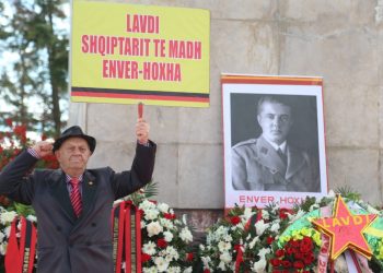 “Lavdi shqiptarit të madh Enver Hoxha”, ithtarët e diktatorit festojnë Ditën e Çlirimit (FOTO)