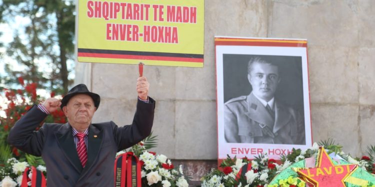 “Lavdi shqiptarit të madh Enver Hoxha”, ithtarët e diktatorit festojnë Ditën e Çlirimit (FOTO)