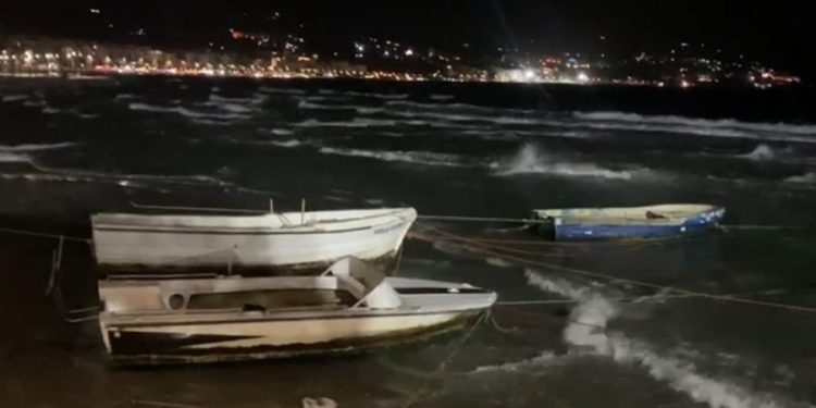 Stuhi në Jon: Kapiteneria e Vlorës e ndalon daljen në det të peshkarexhave