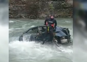 U mbytën në lumë, momenti kur efektivët e RENEA-s gjejnë trupat e pajetë të babë e bir (VIDEO)
