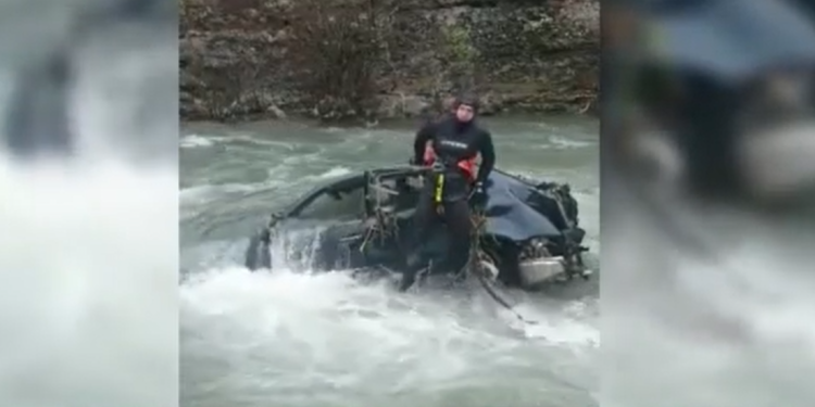U mbytën në lumë, momenti kur efektivët e RENEA-s gjejnë trupat e pajetë të babë e bir (VIDEO)