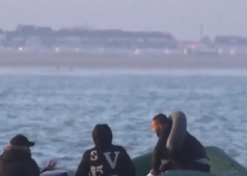 50 deputetë letër kryeministrit të Britanisë: Kthejini shqiptarët mbrapsht!