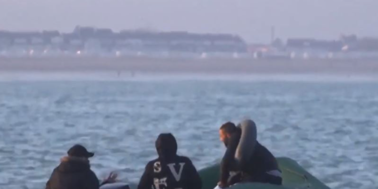 50 deputetë letër kryeministrit të Britanisë: Kthejini shqiptarët mbrapsht!