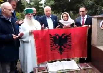 Baba Mondi bën homazhe në varrin në varrin e Sami Frashërit në Stamboll