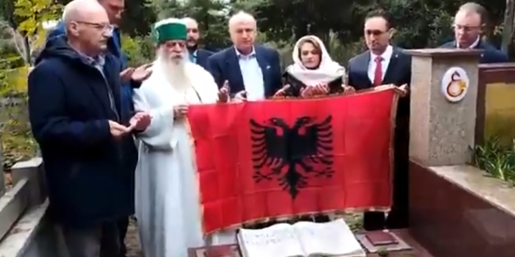 Baba Mondi bën homazhe në varrin në varrin e Sami Frashërit në Stamboll