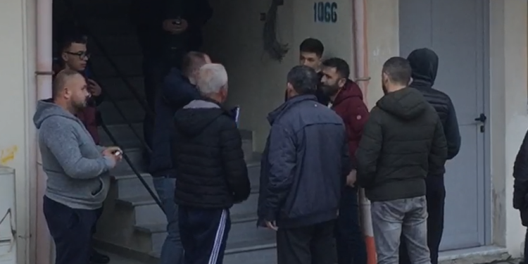 Zjarr në një pallat në Gjirokastër, banorët në panik dalin jashtë banesave (VIDEO)