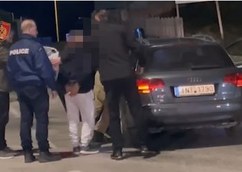 Dalin pamjet nga Kakavija, momenti kur përdhunuesi shqiptar i dorëzohet policisë greke (VIDEO)