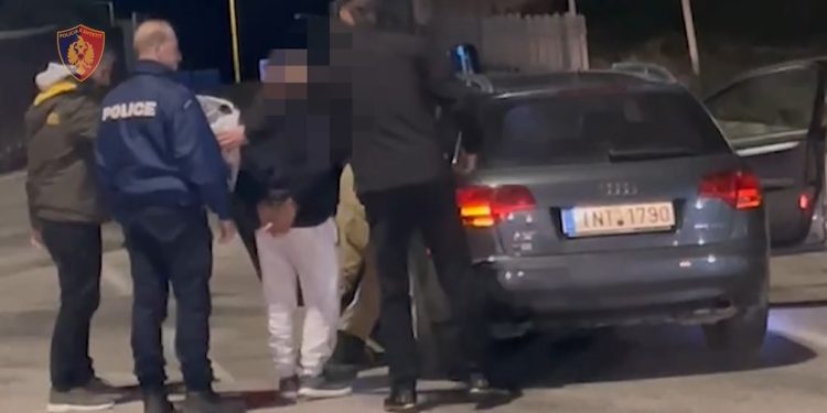 Dalin pamjet nga Kakavija, momenti kur përdhunuesi shqiptar i dorëzohet policisë greke (VIDEO)