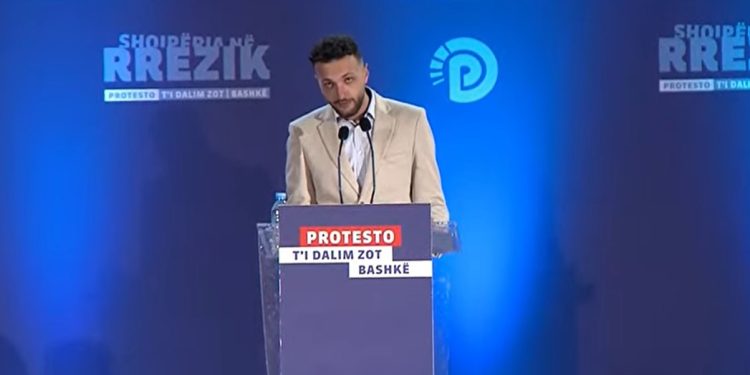 I riu nga Lazarati: Jam vetëm në protestë, disa shokë i mori gomonia dhe kamioni për Angli