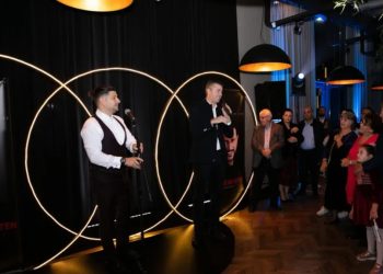 Ermal Mamaqi prezanton librin: Jam i habitur nga sulmet ndaj meje, ja si u bëra prezantuesi më i mirë në Shqipëri