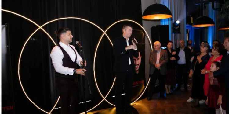 Ermal Mamaqi prezanton librin: Jam i habitur nga sulmet ndaj meje, ja si u bëra prezantuesi më i mirë në Shqipëri