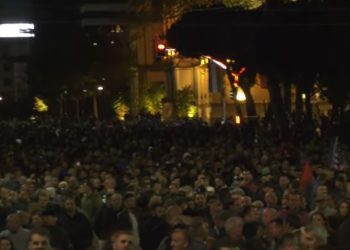 Ndiqni live protestën e opozitës përballë Kryeministrisë (VIDEO)