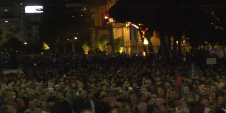 Ndiqni live protestën e opozitës përballë Kryeministrisë (VIDEO)