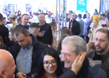 Incidenti në panairin e librit, simpatizanti i puth dorën Berishës dhe më pas e qëllon në faqe (VIDEO)