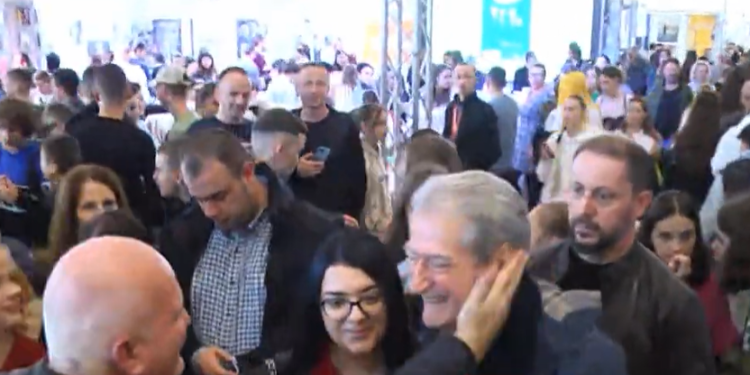 Incidenti në panairin e librit, simpatizanti i puth dorën Berishës dhe më pas e qëllon në faqe (VIDEO)