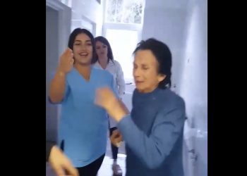 Pamje të rënda/ Infermierja godet pacienten e moshuar (VIDEO)