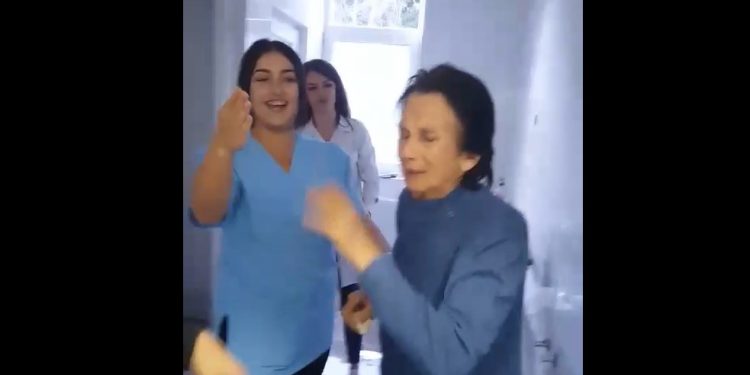 Pamje të rënda/ Infermierja godet pacienten e moshuar (VIDEO)
