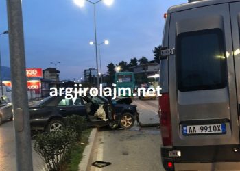 Aksident i frikshëm në Gjirokastër, furgoni përplaset me veturën (FOTO)