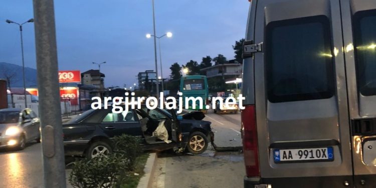 Aksident i frikshëm në Gjirokastër, furgoni përplaset me veturën (FOTO)