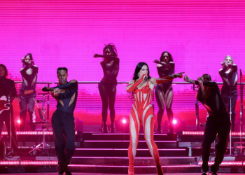 Dua Lipa theu rekord botëror në Tiranë