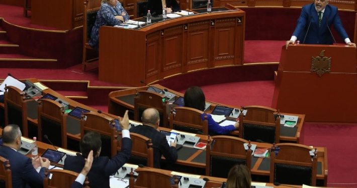 Degradon debati në Kuvend, Salianji e Bardhi i përgjigjen Ramës: S’më plas k***, s’të q* fare ty! (VIDEO)