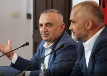 ‘Unë do i bie, do e thyej në mes’/ Meta tregon ‘muskujt’: Ma sillni të fortin Rama në studio, i bie këtu në syrin tënd