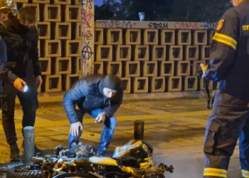 Sulm me koktej molotovi ndaj policëve në Selanik (VIDEO)