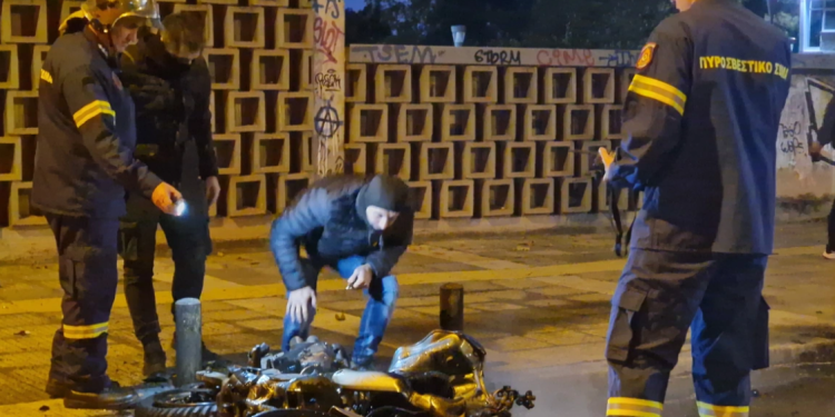 Sulm me koktej molotovi ndaj policëve në Selanik (VIDEO)