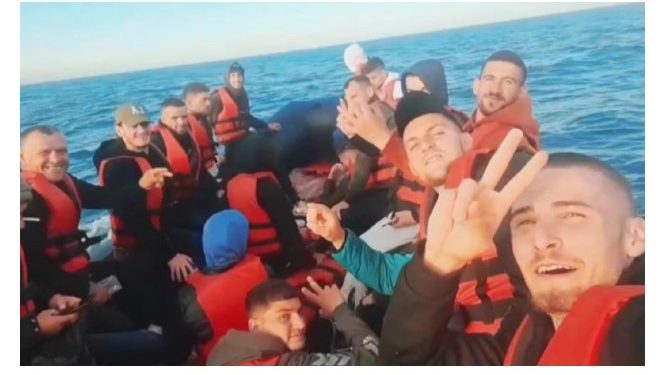 Ministrja e Brendshme e Britanisë: Duhet përshpejtuar largimi i shqiptarëve