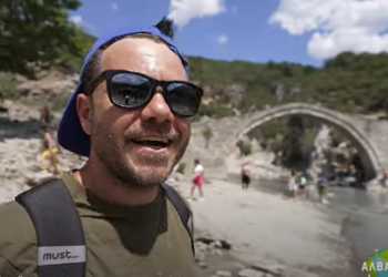 Blogeri i famshëm grek promovon Shqipërinë, mahnitet nga bukuria dhe mikpritja në Përmet, Berat, Vlorë e Tepelenë (VIDEO)