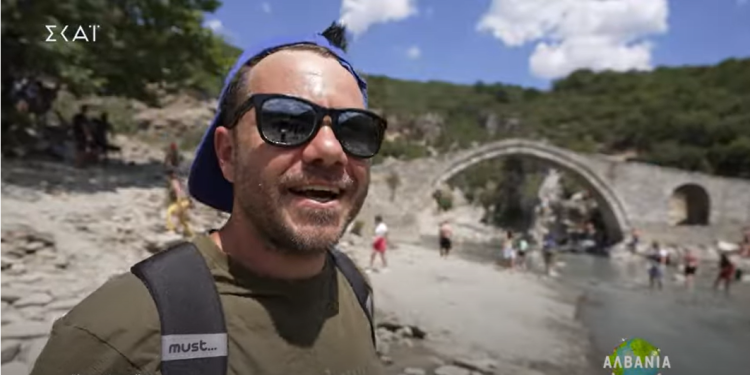 Blogeri i famshëm grek promovon Shqipërinë, mahnitet nga bukuria dhe mikpritja në Përmet, Berat, Vlorë e Tepelenë (VIDEO)