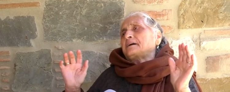 “Kisha 5 nipër i rrita, kur i kujoj më vjen për të qarë”, fjalët prekëse të gjyshes nga Gjirokastra, emigracioni zbraz fshatrat