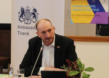 Ambasadori britanik mbron shqiptarët: Mediat angleze ia fusin kot, i ftoj të vizitojnë Shqipërinë