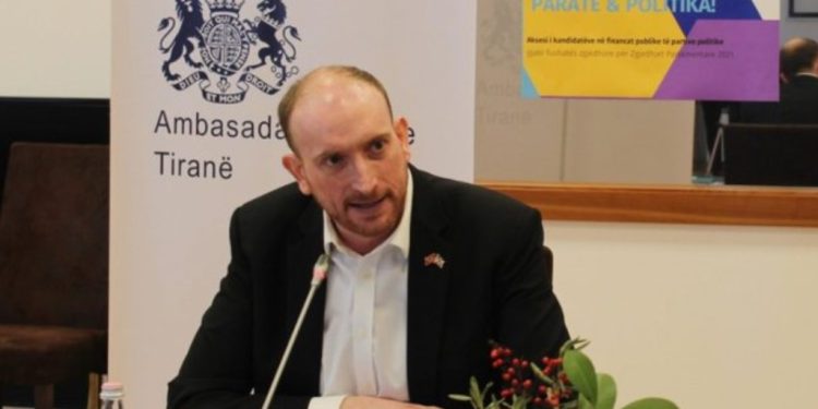 Ambasadori britanik mbron shqiptarët: Mediat angleze ia fusin kot, i ftoj të vizitojnë Shqipërinë