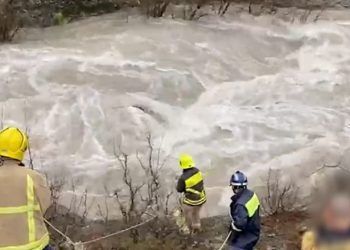 Makinën e mori uji, ende asnjë shenjë për babë e bir, shpëton vajza