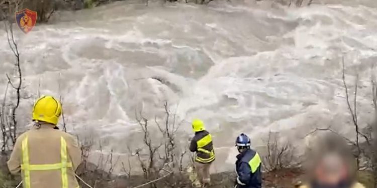 Makinën e mori uji, ende asnjë shenjë për babë e bir, shpëton vajza