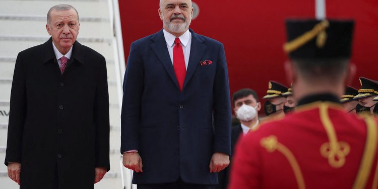 Shqipëria blen një flotë dronësh Byaraktar nga Erdogan