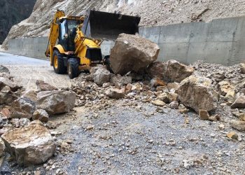 Reshjet shkaktojnë probleme në Tepelenë, bllokohet aksi Bënçë-Lekdush (FOTO)