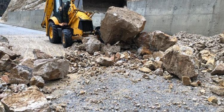 Reshjet shkaktojnë probleme në Tepelenë, bllokohet aksi Bënçë-Lekdush (FOTO)