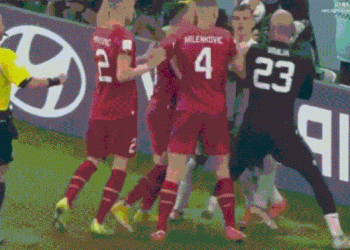 VIDEO/ Momenti kur Xhaka përplaset fizikisht me lojtarët serbë