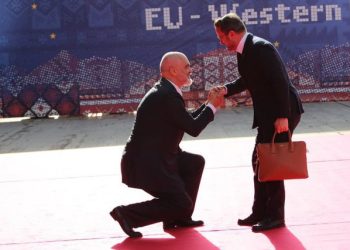 Rama i ulet në gjunjë kryeministrit të Luksemburgut