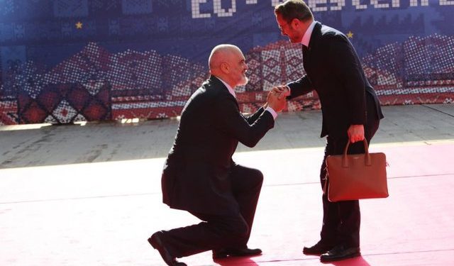 Rama i ulet në gjunjë kryeministrit të Luksemburgut