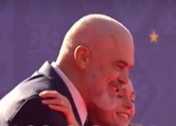 Buzëqeshje dhe përqafime, shihni si e pret Rama kryeministren e Finlandës (VIDEO)