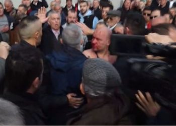 VIDEO ballore: Si iu vërsul i riu Berishës për ta goditur, badigardët reaguan me vonesë
