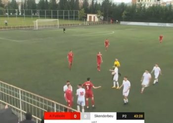 Futboll dhe boks në një ndeshje në Shqipëri, plas sherri në stadium mes lojtarëve (VIDEO