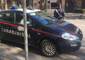 “Tërbohet” shqiptari në Itali/ Sulmon makinën e një zonje me 3 fëmijë, rreh gruan dhe sulmon efektivët…pastaj pendohet dhe kërkon falje