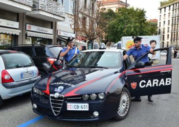 Shqiptari rreh gruan se nuk ndezi sinjalin në rrugë, më pas sulmon partneren dhe një efektiv policie