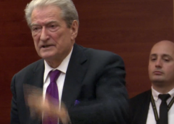 Rama merr fjalën në Kuvend, Berisha: Je në krye të hajdutëve!