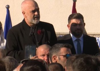 “Kalimera, jasas”/ Rama në Dropull e nis fjalën në greqisht: Ju solla birin e të atit, me lutje e lule bëtë që sot ta prisnit me diell (VIDEO)